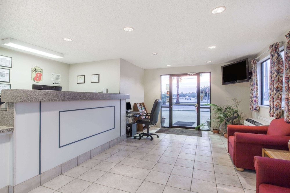 super 8 by wyndham cleveland tx