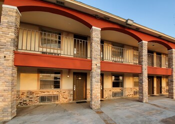 Econo Lodge Inn & Suites,Brookshire>>Austin,3 star