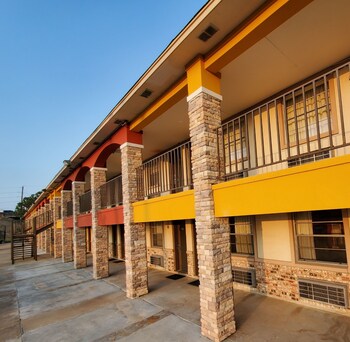 Econo Lodge Inn & Suites,Brookshire>>Austin,3 star
