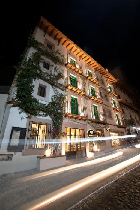 Emilia,Taxco>>Acapulco,4 star