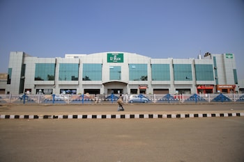 Le Roi Raipur,Station Road,3 star