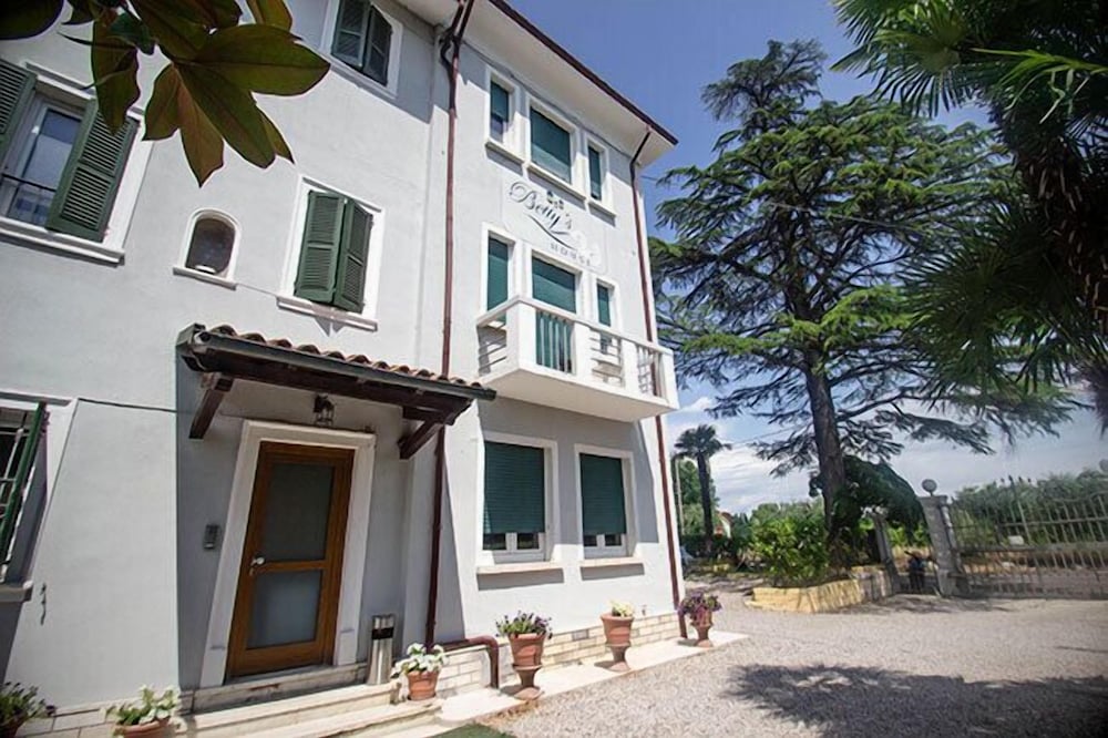 bettys house