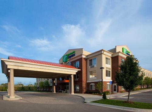Holiday Inn Express & Suites Detroit - Farmington Hills,Dearborn>>Birmingham,3 star