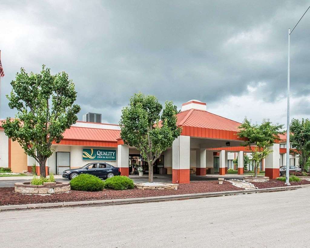 quality inn and suites kansas city i 435n near sports complex