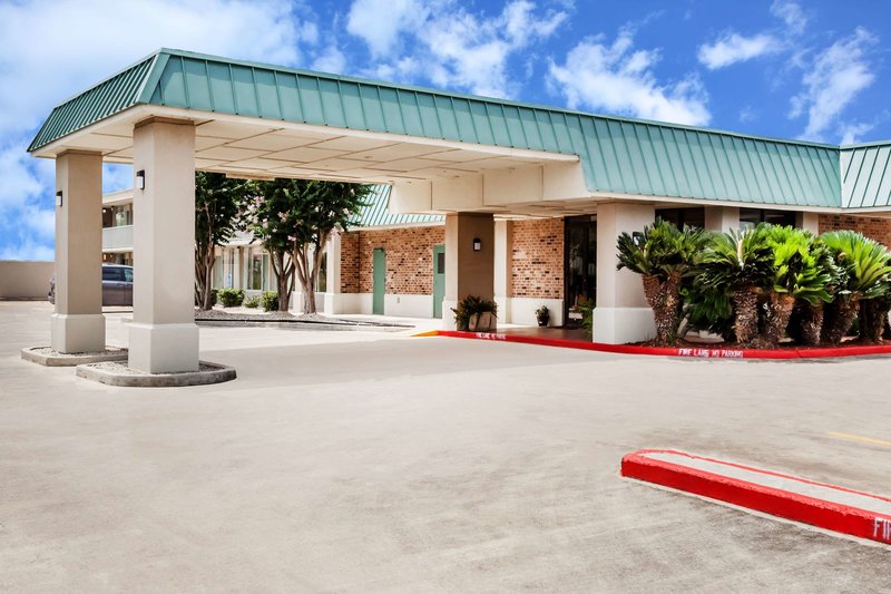 Days Inn By Wyndham Seguin Tx