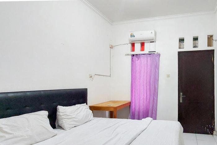 Pondok Gede Dkost Syariah Mitra Reddoorz,,2 star