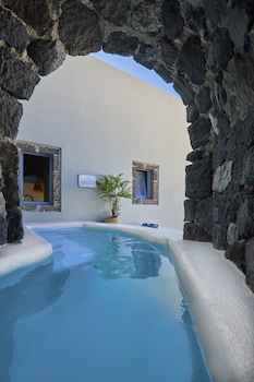 Luna Santorini Suites,Pyrgos Kallistis,3 star