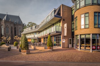 Hotel Restaurant De Zwaan,Near Church Of The Exaltation Of The Holy Cross,4 star