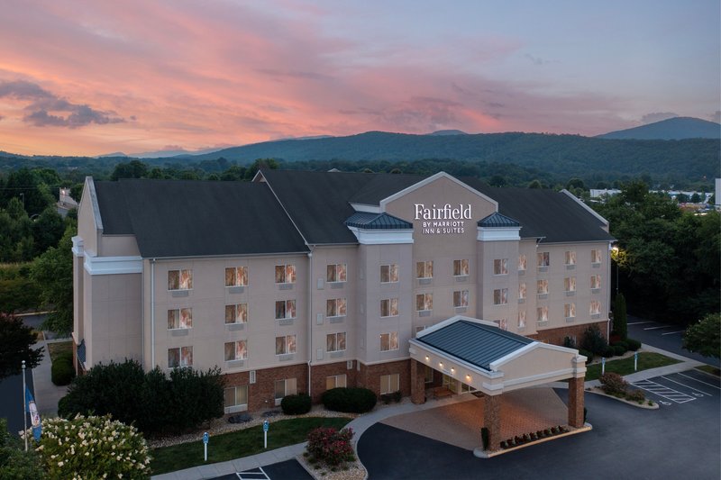 fairfield inn and suites by marriott roanoke hollins i 81