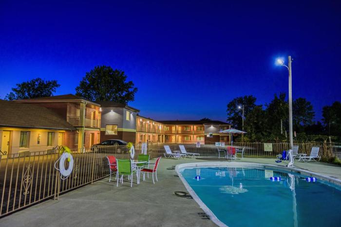 aarya hotel by niagara fashion outlets