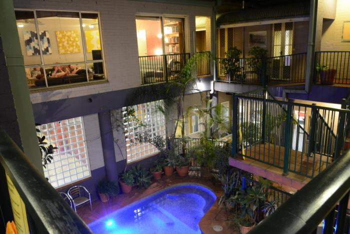 summer house backpackers newtown