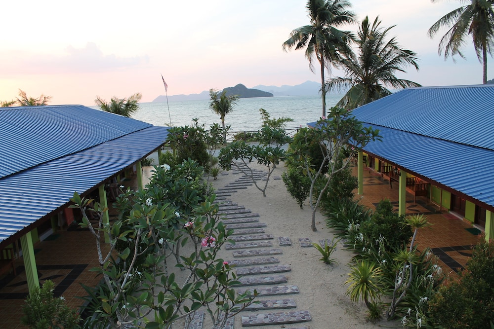 Tanjung Puteri Motel,Near Black Sand Beach,2 star