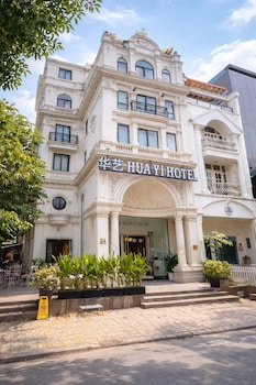 hua yi hotel phu my hung korean street