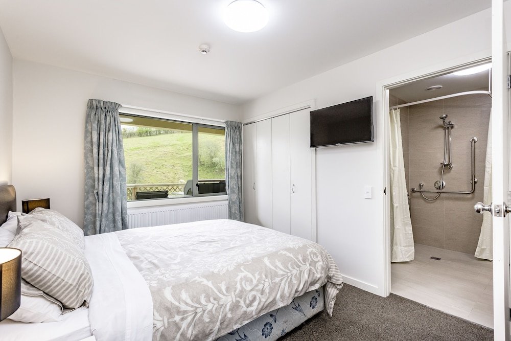 Hunters Moon,East Taieri>>Dunedin,4 star