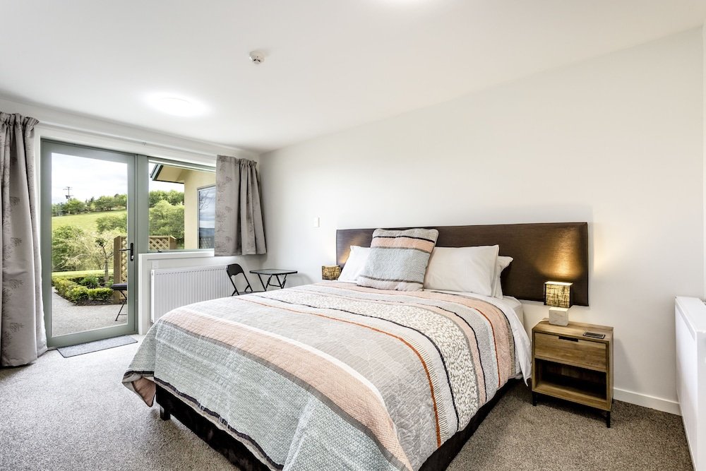Hunters Moon,East Taieri>>Dunedin,4 star