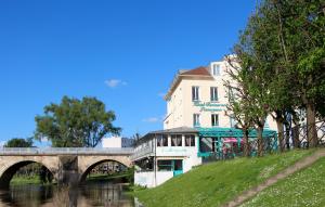 Hotel Restaurant L'esturgeon,Paris>>Buc,4 star