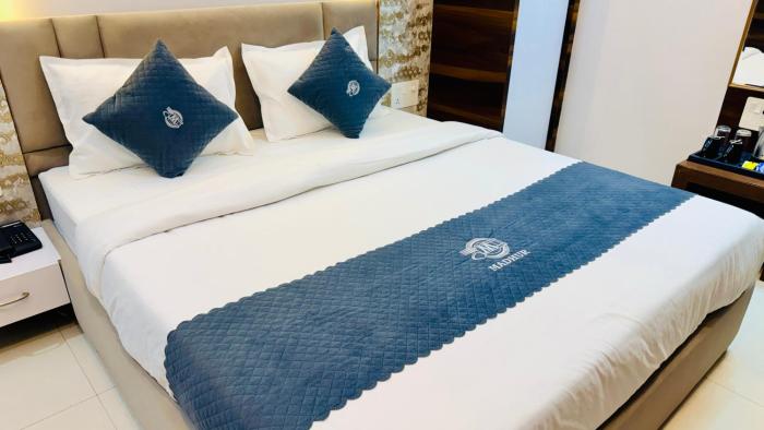Hotel Madhur Pithampur,,3 star