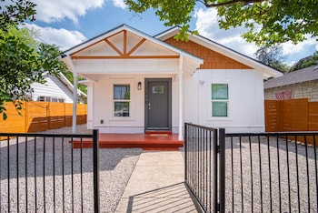 charming 3br 1ba close to vibrant downtown
