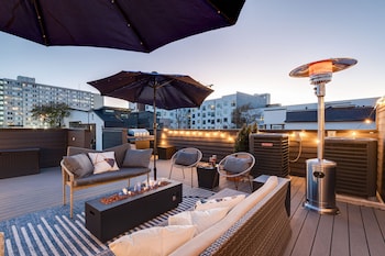 nash chic near dt rooftop luxe comfort