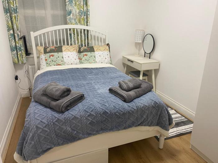 slough sleeps 3 petfriendly riverside bay