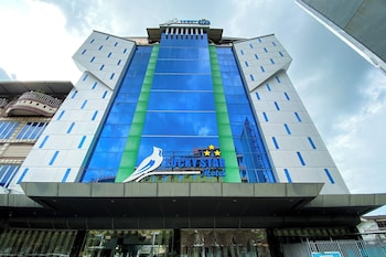 lucky star hotel near harbour bay batam
