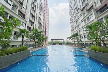 cozy and warm studio at lrt city jatibening apartment