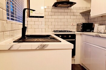 2 Bedroom House In Leeds - Sleeps 5, Wifi, Parking,,3 star