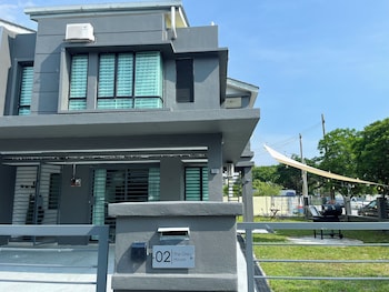 corner house puchong 18 pax kid bbq