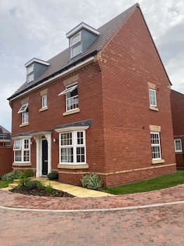 Kettering - House - Stay 8 - Parking - Garden,,4 star