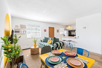lovely 2 br condo in sailboat bend