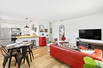 lovely 2 br condo with free parking on premises