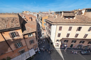 sjr luxury apartment trevi fountain