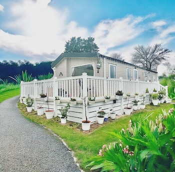 cozy newquay lodge with private hot tub