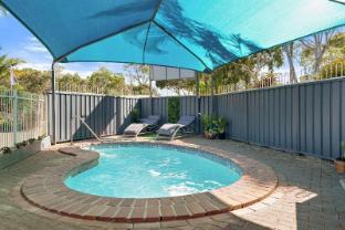 Beachmere Palms Motel,Beachmere>>Bald Hills,2.5 star