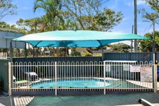 Beachmere Palms Motel,Beachmere>>Bald Hills,2.5 star
