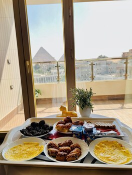 roone pyramids view inn