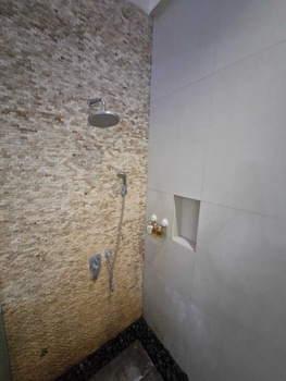 max guest house
