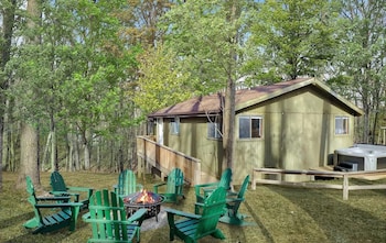 2-Bedroom Cabin Hot Tub Fireplace Ps5,,2 star
