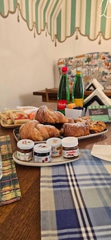 Le Camere Del Tappezziere,Via S. Sergio 27,0 star