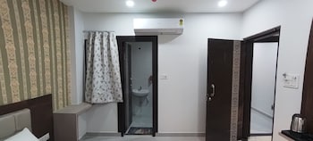 Hotel Shri Vishwanath,Luxa Road D.53/88-H   Jahumandi,2 star