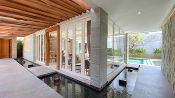 yy villa big pool and parking in seminyak