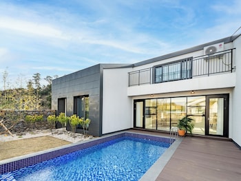 gobajinin private pool villa