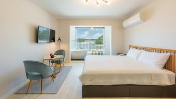 samcheok kong and bee ocean view spa pensi