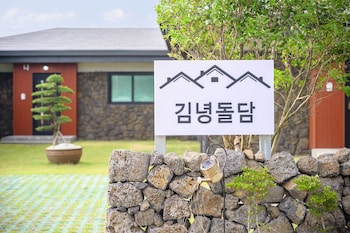 Gimnyeong Stonewall Private Pool Villa,,2 star