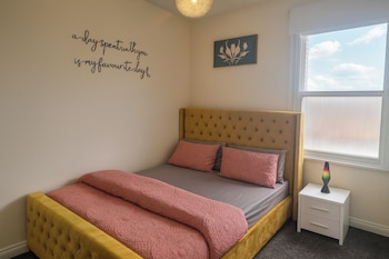 2 Bed - Sleeps 6 - Private Balcony - City Centre,,3 star