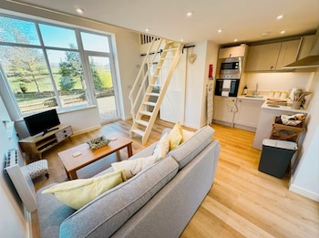 honey bee cottage tiny house welshpool