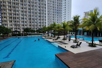 condo with balcony at makati sm jazz