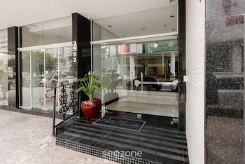 3br apt near beach and attractions in bc pna0402