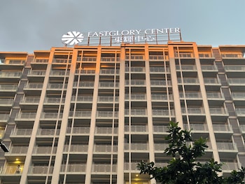 spacious unit and high floor hotel near city of dreams airport okada and solaire casino
