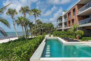 antal by beach please tulum